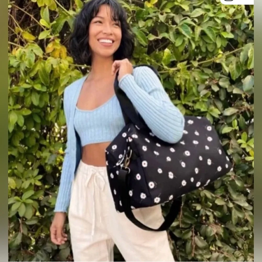 Alice + Olivia Daisy Print Overnighter Duffle Bag excellent condition - Picture 2 of 7